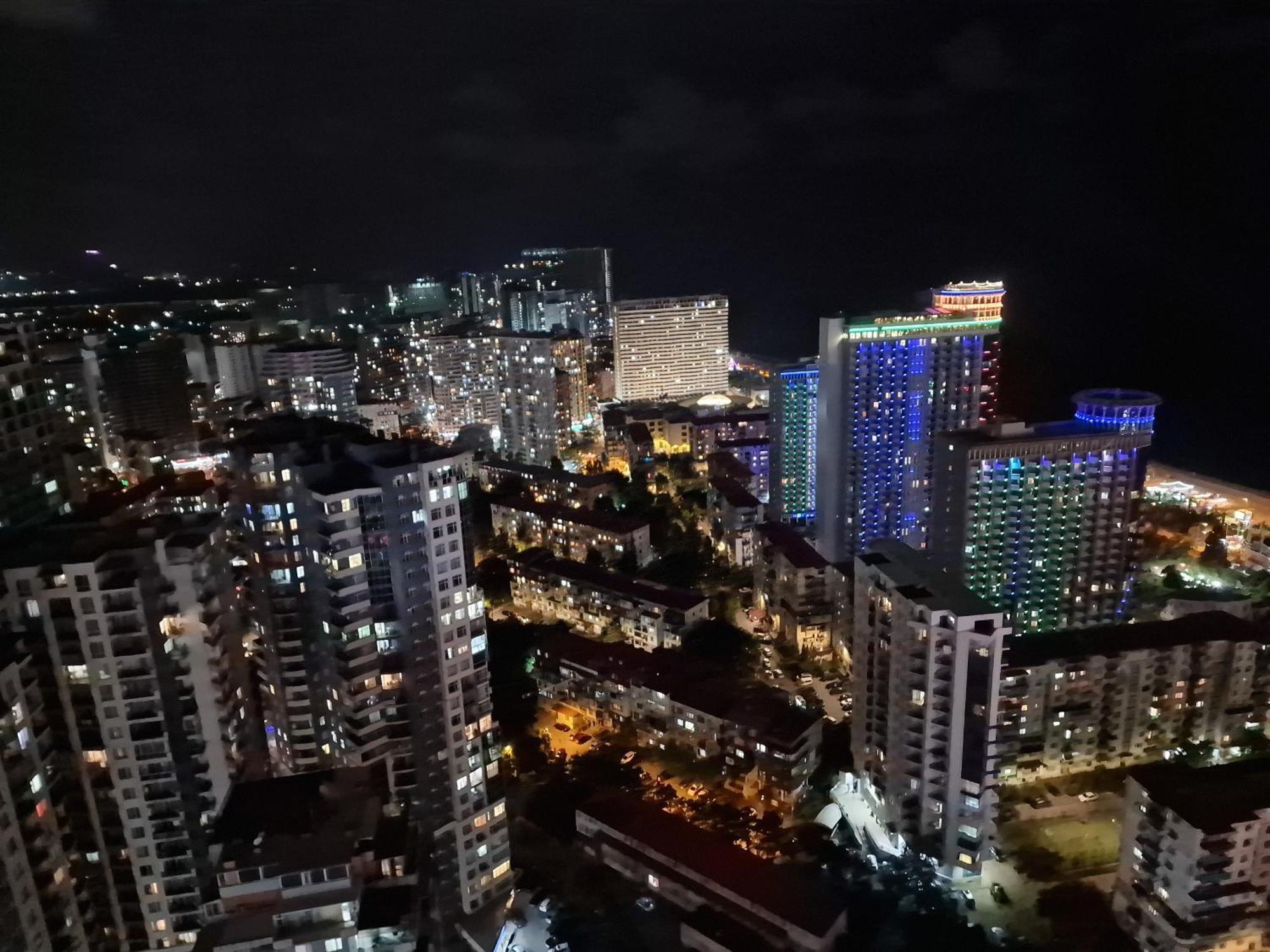 Holiday Point Orbi City 巴统 外观 照片
